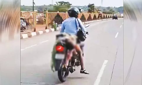 பைக்கின் பின்னால் மனைவியின் உடலை கட்டி எடுத்துச்சென்ற வாலிபர்: நெஞ்சை உருக்கும் அதிர்ச்சி சம்பவம்