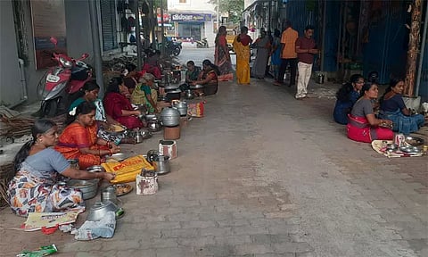 கொட்டாரம் சந்தன மாரியம்மன் கோவிலில் கொழுக்கட்டை மற்றும் கூழ் தயாரித்த பெண்கள்