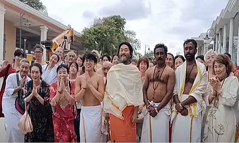 திருச்செந்தூர் முருகன் கோவிலில் 100-க்கும் மேற்பட்ட ஜப்பான் பக்தர்கள் சாமி தரிசனம்