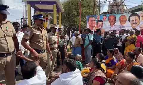 சபாநாயகர் அப்பாவு கார் முற்றுகை: நெல்லையில் பரபரப்பு