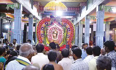 குலசேகரன்பட்டினத்தில் முத்தாரம்மன் சப்பர வீதி உலா