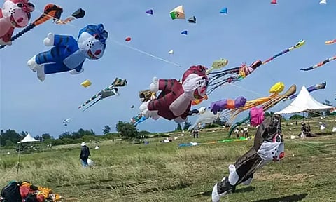 சர்வதேச பட்டம் விடும் திருவிழா தொடக்கம்: அமைச்சர்கள் பங்கேற்பு