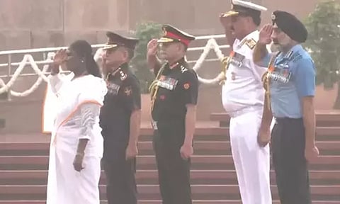 79- வது சுதந்திர தினம்: தேசிய போர் நினைவு சின்னத்தில் ஜனாதிபதி திரவுபதி முர்மு மரியாதை