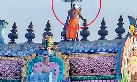 புதுக்கோட்டை: கோபுரத்தில் ஏறி போராட்டத்தில் ஈடுபட்டவருக்கு நேர்ந்த சோகம்