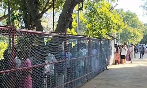 திருப்பதியில் அலைமோதும் கூட்டம்; இலவச தரிசனத்திற்கு 24 மணி நேரம் காத்திருக்கும் பக்தர்கள்