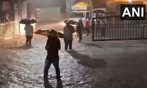 மும்பையில் இரவு முழுவதும் கொட்டித் தீர்த்த கனமழை; இயல்பு வாழ்க்கை பாதிப்பு