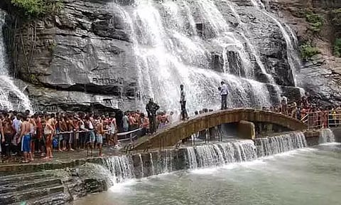 குற்றாலம் அருவிகளில் குளிக்க அனுமதி: சுற்றுலா பயணிகள் மகிழ்ச்சி