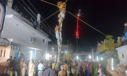 வழுக்கு மரம் ஏறிய பக்தர்கள்