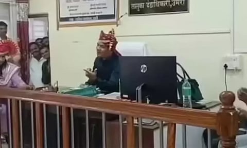 அலுவலக நாற்காலியில் அமர்ந்து இந்தி பாடல் பாடிய தாசில்தார் பணியிடை நீக்கம் - வைரல் வீடியோ