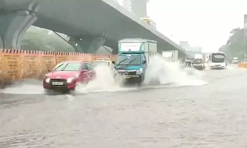 மும்பையில் வரலாறு காணாத மழை... வெள்ளக்காடான சாலைகள் - மக்கள் பாதிப்பு
