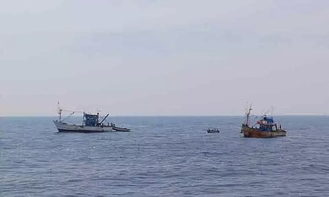 அரபி கடலில் 2 மீன்பிடி படகுகள் மோதல்; 8 மீனவர்கள் மாயம்