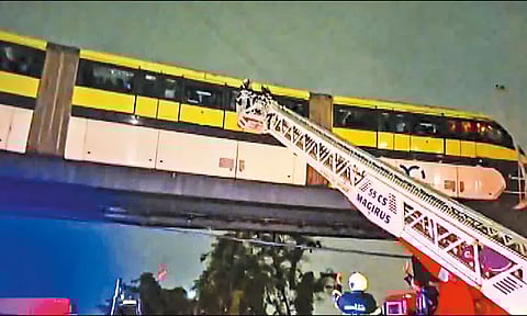 மும்பையில், பலத்த மழை: அந்தரத்தில் நின்ற மோனோ ரெயில்; ஜன்னல் கண்ணாடியை உடைத்து பயணிகள் மீட்பு