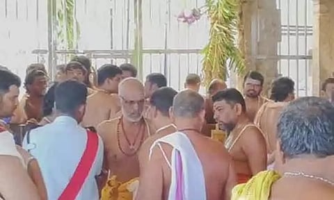 திருச்செந்தூர் கோவிலில் சிவாச்சாரியார்கள் - திரிசுதந்திரர்கள் இடையே மோதல்