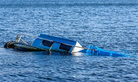 குஜராத் கடற்பகுதியில் பரபரப்பு; 3 படகுகள் மூழ்கியதில் 11 மீனவர்கள் மாயம் - தேடும் பணி தீவிரம்