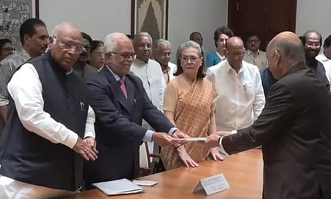 துணை ஜனாதிபதி தேர்தல்: வேட்புமனு தாக்கல் செய்தார் இந்தியா கூட்டணி வேட்பாளர் சுதர்சன் ரெட்டி