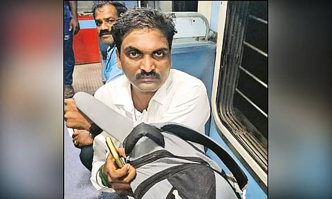 ராமேசுவரம்-கோவை ரெயிலில் போலி டிக்கெட் பரிசோதகர் கைது