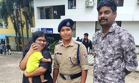 கதறி அழுத 2 மாத குழந்தைக்கு தாய்ப்பால் கொடுத்த பெண் போலீஸ்; பாராட்டுகள் குவிகிறது