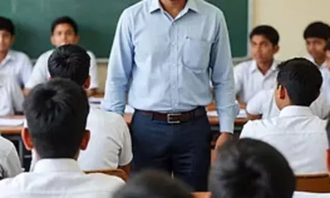 ஆசிரியரை துப்பாக்கியால் சுட்ட மாணவன்.. காரணம் கேட்டு அதிர்ந்த போலீசார்