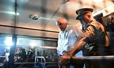 கைவிலங்குடன் சிறை சென்ற ரணில்.. போலீஸ் காவலில் அடைக்க உத்தரவிட்ட கோர்ட்டு