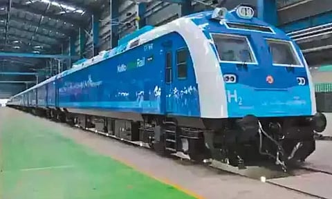 சென்னையில் தயாரிக்கப்பட்ட நாட்டின் முதல் ஹைட்ரஜன் ரெயில் - டெல்லி புறப்பட்டது
