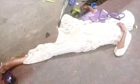 பஸ் நிலையத்தில் மதுபோதையில் கிடந்த இளம்பெண்ணால் பரபரப்பு