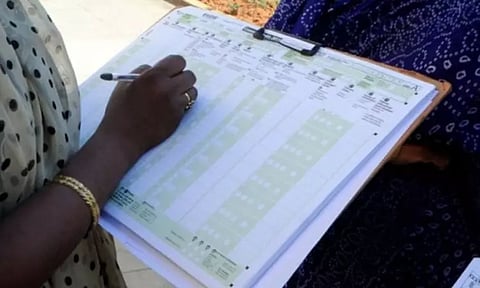 கர்நாடகத்தில் சாதிவாரி மக்கள் தொகை கணக்கெடுப்பு பணி தொடங்கியது