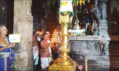 கொடியேற்றத்துக்கு பின்னர் கொடிமரத்துக்கு தீபாராதனை காண்பிக்கப்பட்டது.