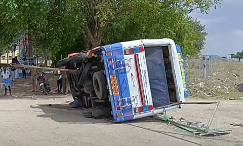 சாத்தூர் அருகே வேன் கவிழ்ந்து விபத்து - 20 பேர் படுகாயம்