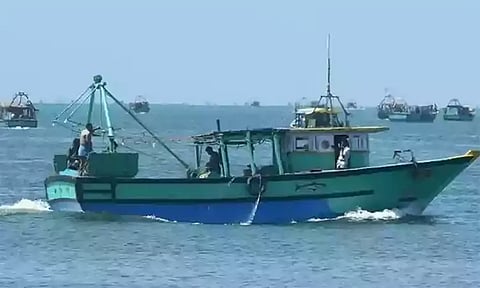 நடுக்கடலில் மீன்பிடித்த ராமேசுவரம் மீனவர்களை விரட்டி அடித்த இலங்கை கடற்படை