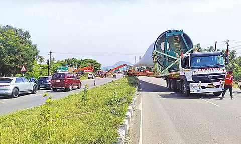 லாரியில் கொண்டு வந்த காற்றாலை இறக்கை சாலையில் சரிந்ததால் பரபரப்பு