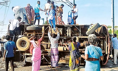 தண்டவாளத்தில் வேன் கவிழ்ந்து விபத்து: என்ன காரணம்.? - விளக்கம் அளித்த தெற்கு ரெயில்வே