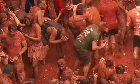 ஸ்பெயினில் பாரம்பரிய தக்காளி சண்டை திருவிழா கோலாகலம்