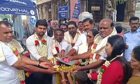 பழனி முருகன் கோவிலில் ரூ.20 லட்சம் மதிப்பிலான பேட்டரி கார் - பக்தர்கள் பயன்பாட்டிற்காக ஒப்படைப்பு