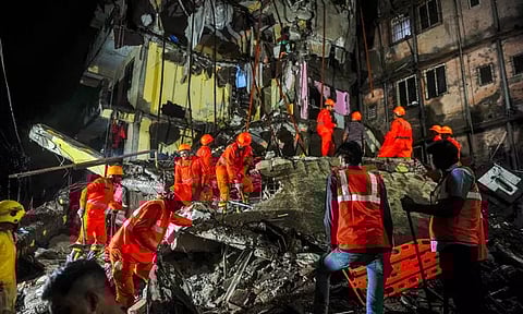 மராட்டியம்: அடுக்குமாடி குடியிருப்பு இடிந்து விபத்து - 12 பேர் பலி