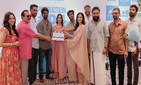 கதாநாயகனாகும் “டூரிஸ்ட் பேமிலி” இயக்குநரின் புதிய படத்தின் பூஜை வீடியோ