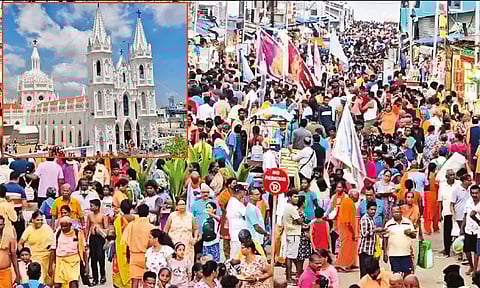 வேளாங்கண்ணி கடற்கரை சாலையில் திரண்டிருந்த மக்கள்