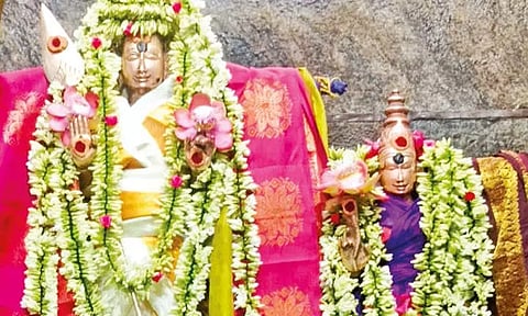 மலர் அலங்காரத்தில் சுப்பிரமணிய சுவாமி, தெய்வானை அம்பாள்