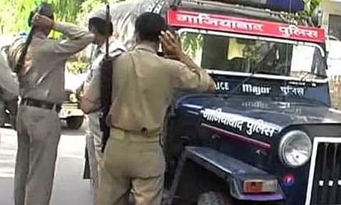 பலாத்காரம் செய்தவர் மீது நடவடிக்கை எடுக்காத போலீஸ்... காவல்நிலையம் முன்பு இளம்பெண் விபரீத செயல்