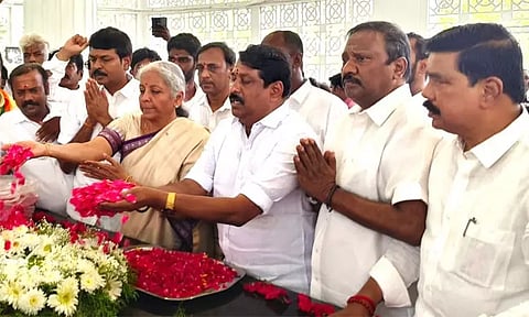 சென்னை: காமராஜர் நினைவிடத்தில் மரியாதை செலுத்திய மத்திய மந்திரி நிர்மலா சீதாராமன்