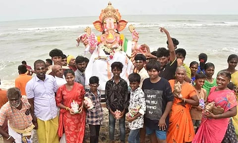 மாமல்லபுரம் கடலில் போலீஸ் பாதுகாப்புடன் விநாயகர் சிலைகள் கரைப்பு