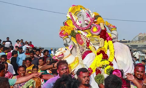 சென்னையில் 2 ஆயிரத்து 5 விநாயகர் சிலைகள் கடலில் கரைப்பு