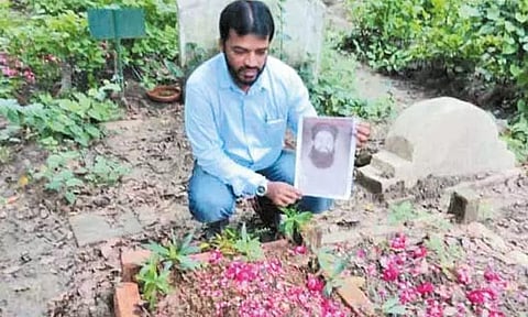 ரெயில் குண்டு வெடிப்பு வழக்கு: விடுவிக்கப்பட்டவரின் கல்லறையில் தீர்ப்பு நகலை வாசித்து குடும்பத்தினர் உருக்கம்