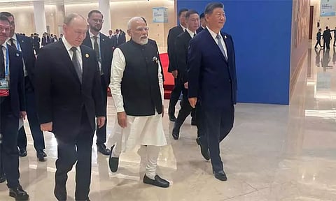 ரஷிய அதிபர் புதினை சந்தித்தார் பிரதமர் மோடி - அமெரிக்காவின் வரிவிதிப்பு குறித்து முக்கிய ஆலோசனை