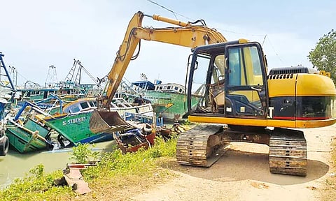 பறிமுதல் செய்த தமிழக மீனவர்களின் படகுகளை உடைத்து நொறுக்கிய இலங்கை அரசு