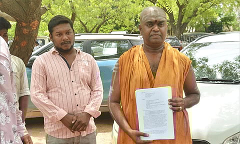 மதுரை ஆதீனமாக தன்னை நியமிக்க கோரி ஸ்ரீமத் விஷ்வலிங்கம் தம்பிரான் கலெக்டரிடம் மனு