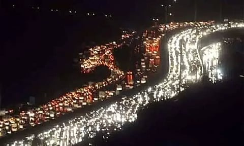 20 கி.மீ. தூரத்திற்கு போக்குவரத்து நெரிசல்: சிக்கித் தவித்த மக்கள்