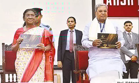 கன்னடம் தெரியுமா? எனக் கேட்ட சித்தராமையா... சிரித்தபடி பதிலளித்த திரவுபதி முர்மு