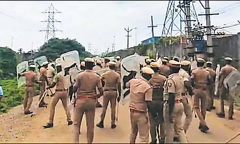 போலீஸ் மீது கற்களை வீசி வன்முறையில் ஈடுபட்ட வடமாநில தொழிலாளர்களுக்கு சிறை