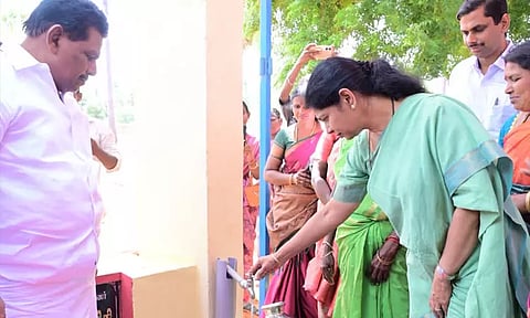 தூத்துக்குடி: காயாமொழி ஊராட்சியில் மேல்நிலை நீர்த் தொட்டியை திறந்து வைத்தார் கனிமொழி எம்.பி.