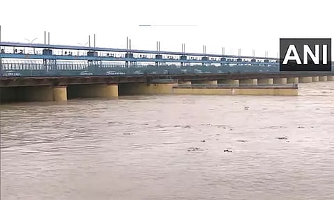 டெல்லி யமுனை ஆற்றில் வெள்ளப்பெருக்கு: தாழ்வான பகுதிகளை சூழ்ந்த தண்ணீர்